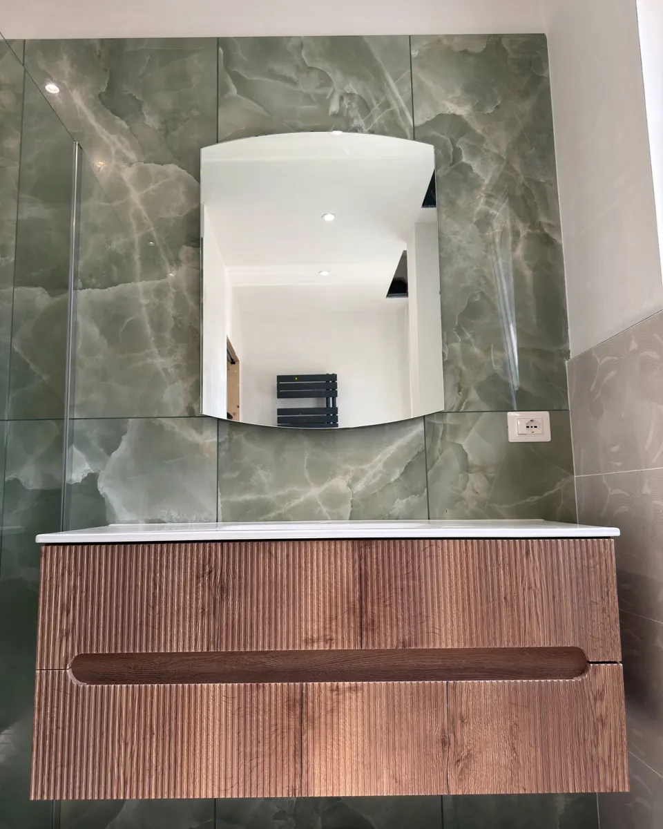 Mobile sospeso in legno, specchio sagomato, marmo verde