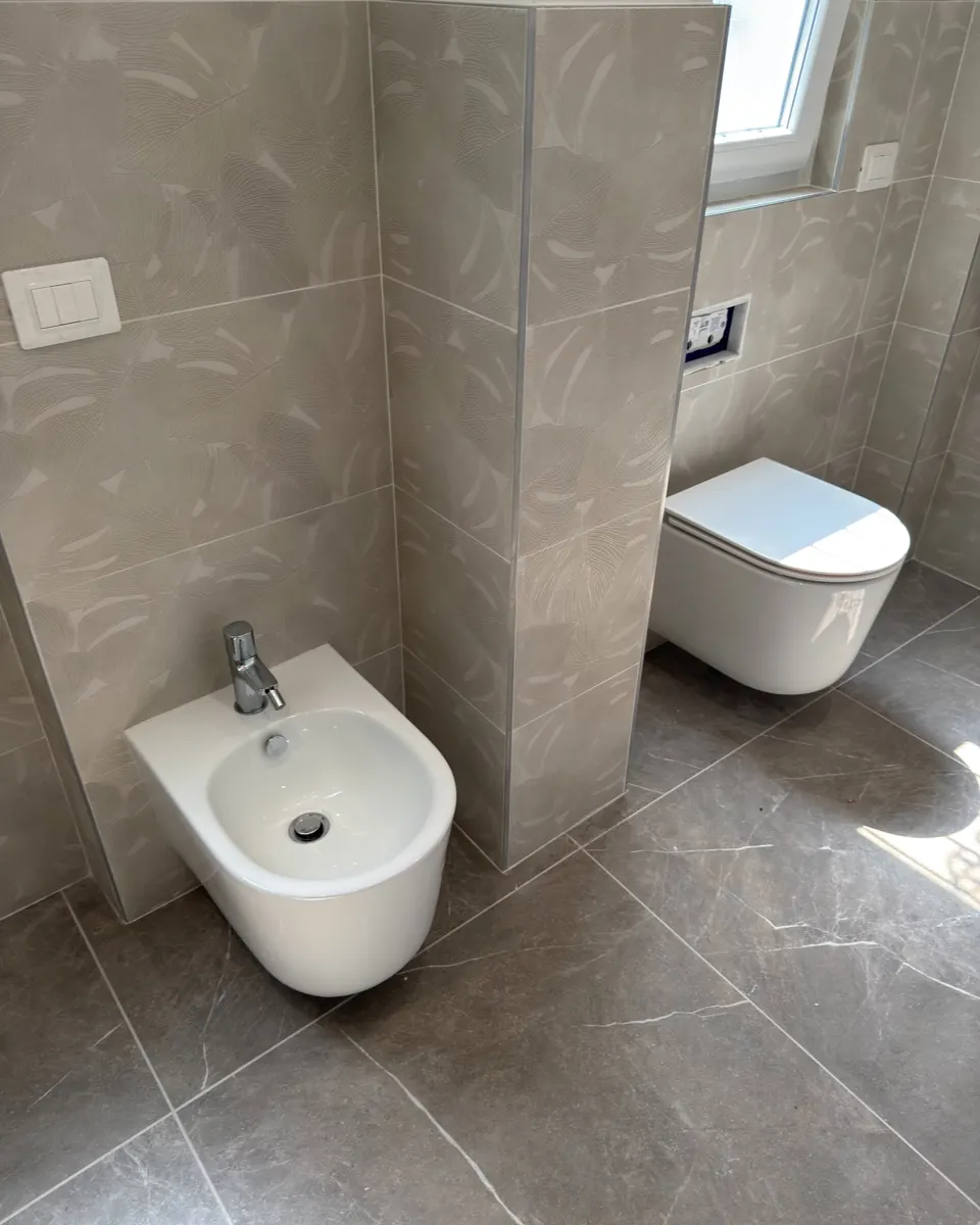 Sanitari sospesi su gres grigio effetto pietra