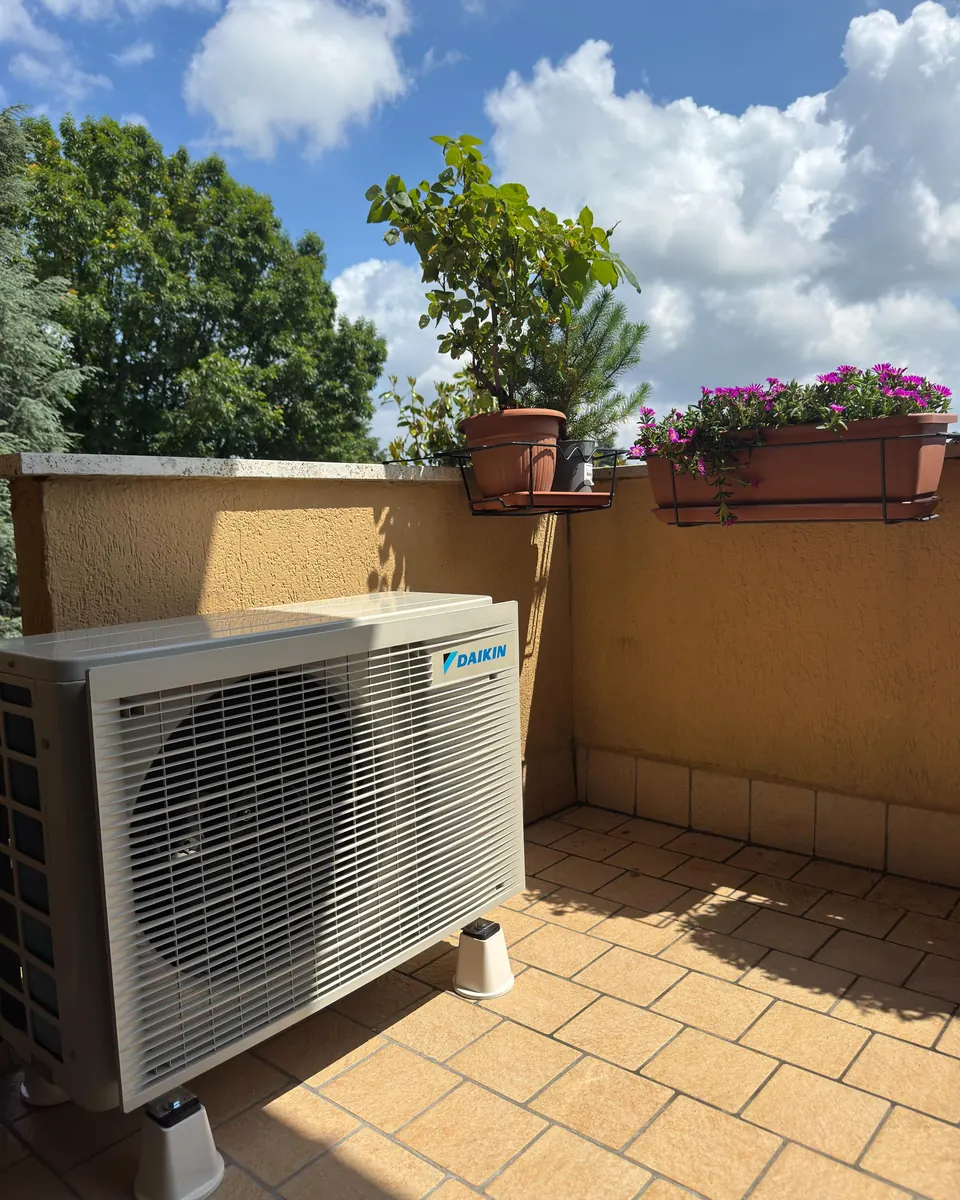 Unità esterna Daikin su terrazzo, cielo azzurro