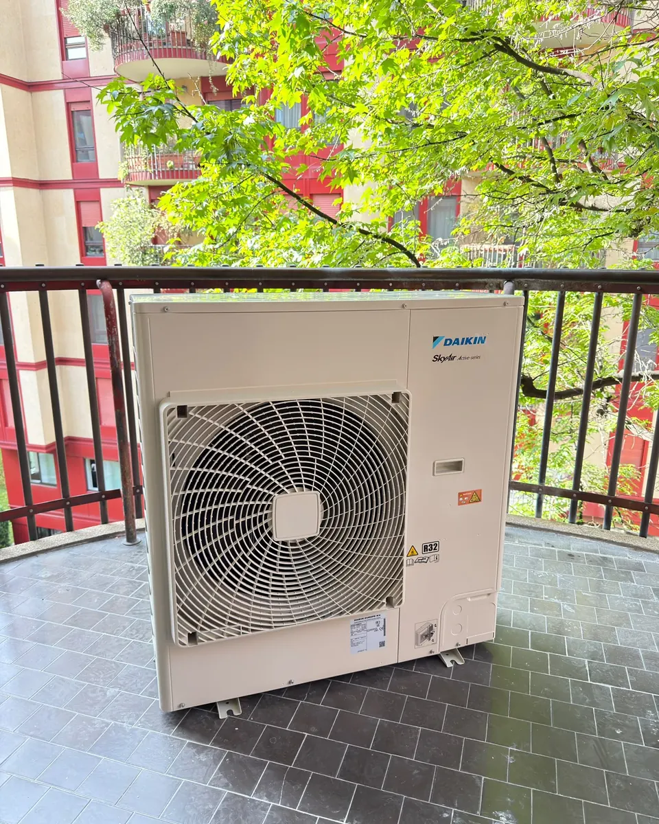 Unità esterna Daikin del canalizzato FBA 140 su balcone